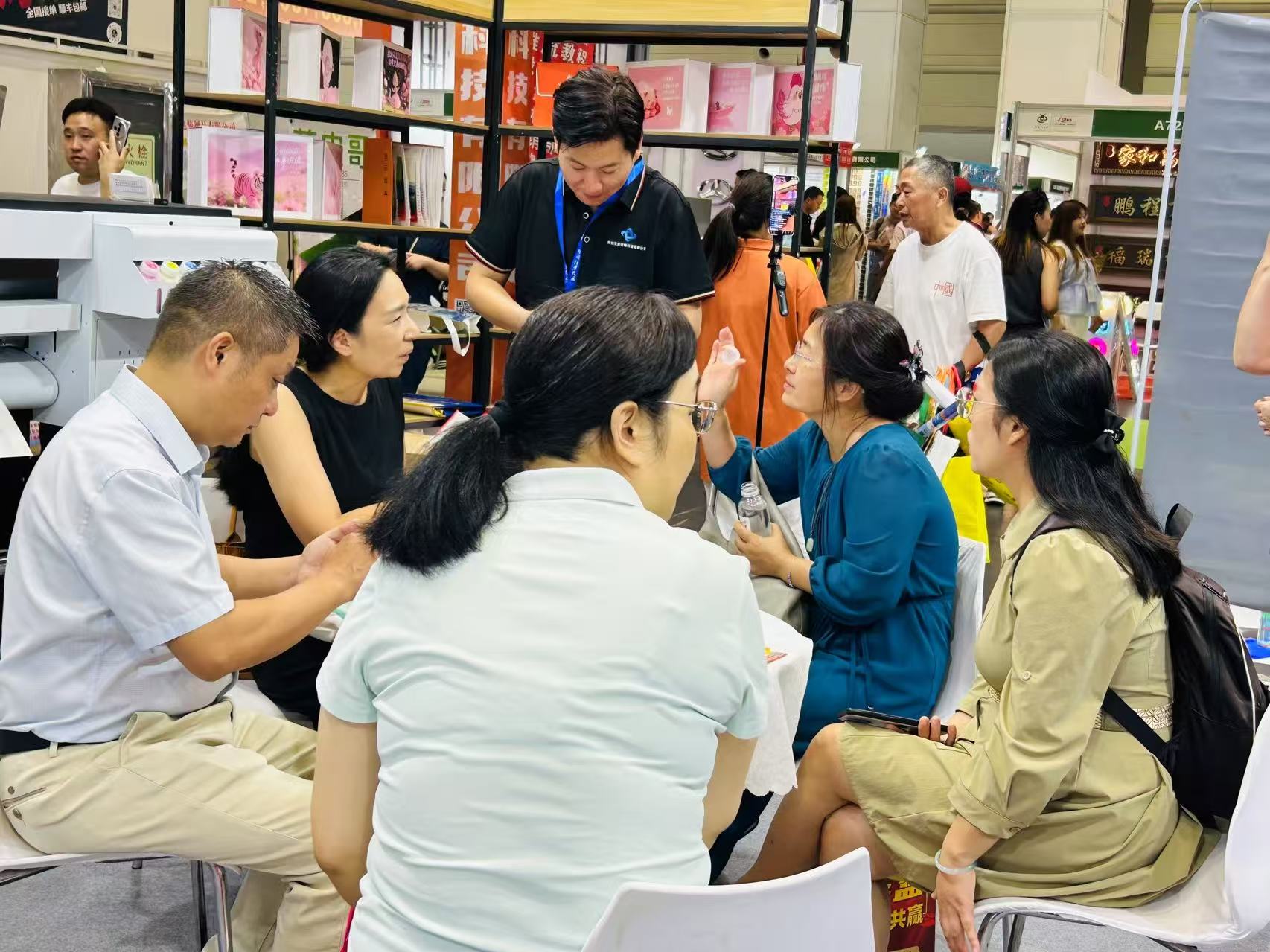 小批量包装定制郑州展风彩:风口褪去,东莞臻彩科技用 15 年较真,让小订单成复购大生意 - 数字切割机