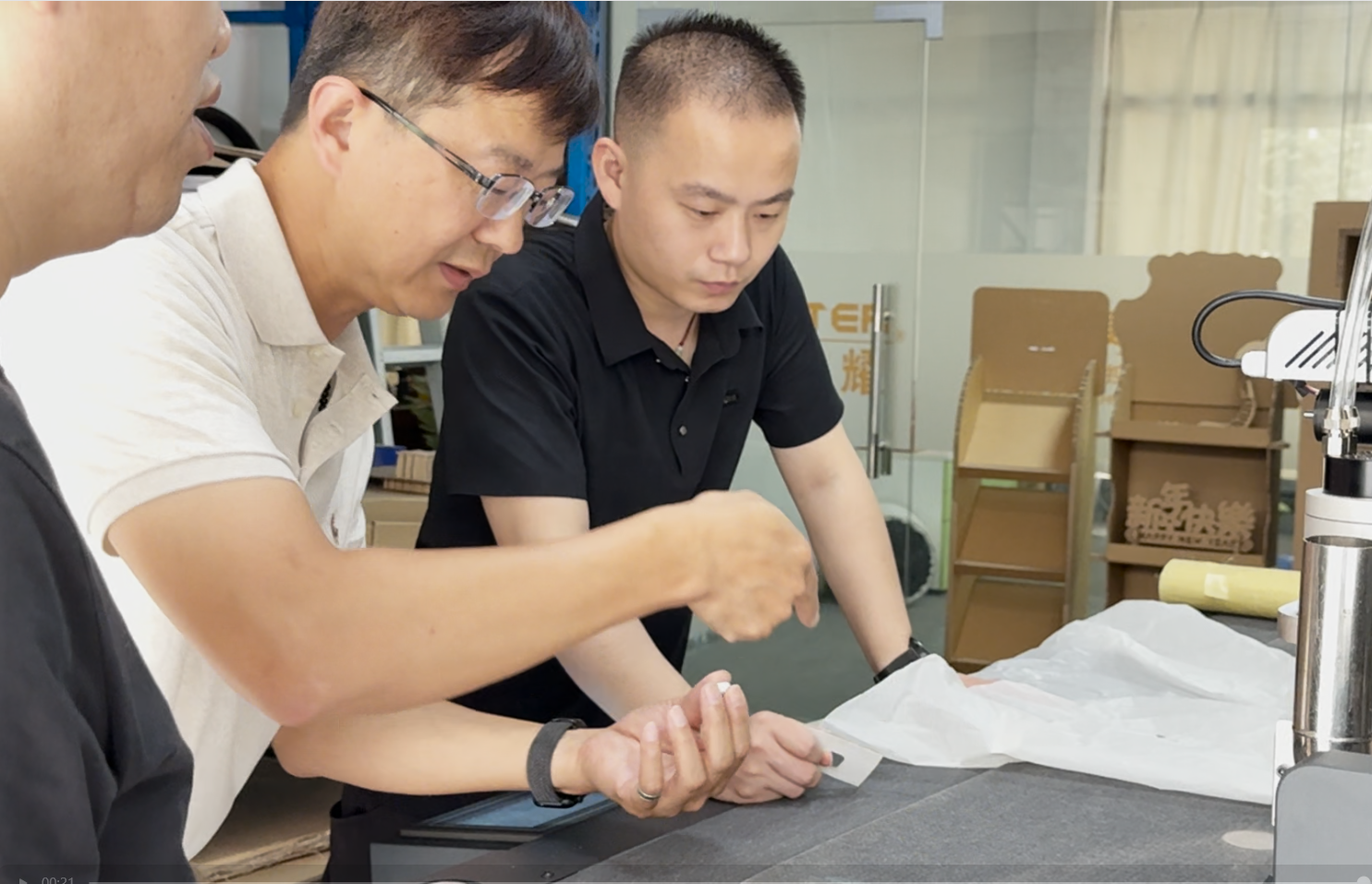 芳纶纤维布无热损伤裁切方案 台湾新材料厂商来料试样验收 二次复购 - 设备整机展示