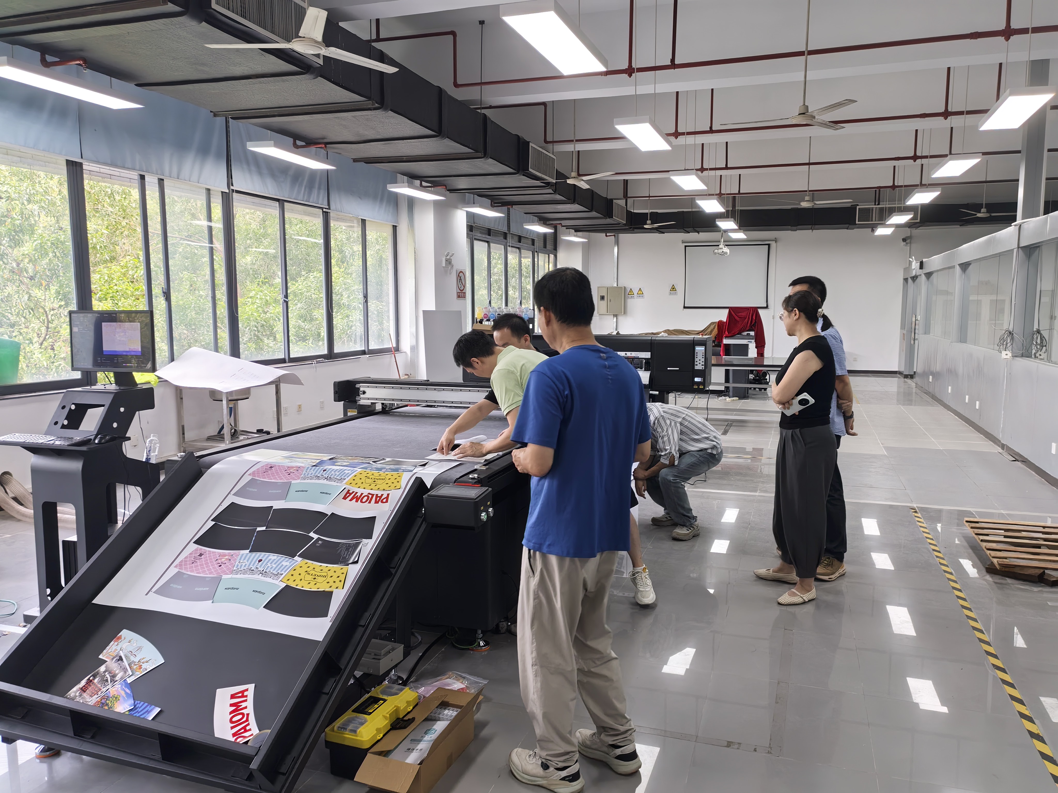 学员查看喷印后排版路径与材料定位 - 数字切割机