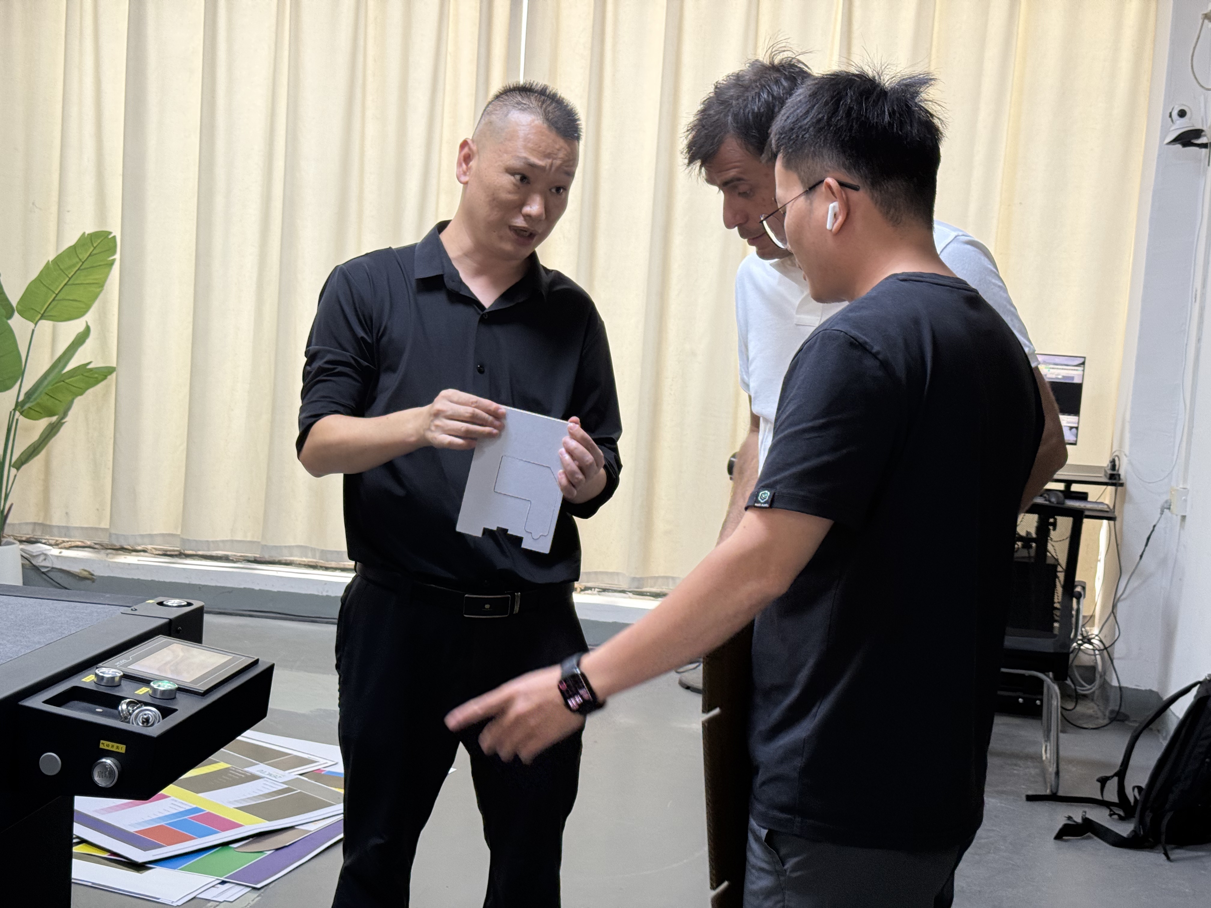 ZCCUTTER振动刀切割机设备运行特写 - 数字切割机