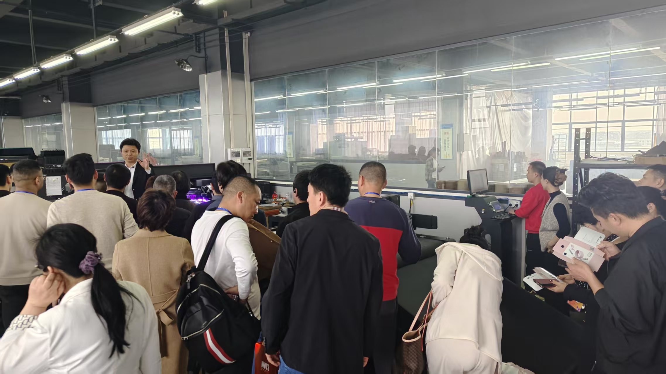 操作员在触控屏上选择切割文件