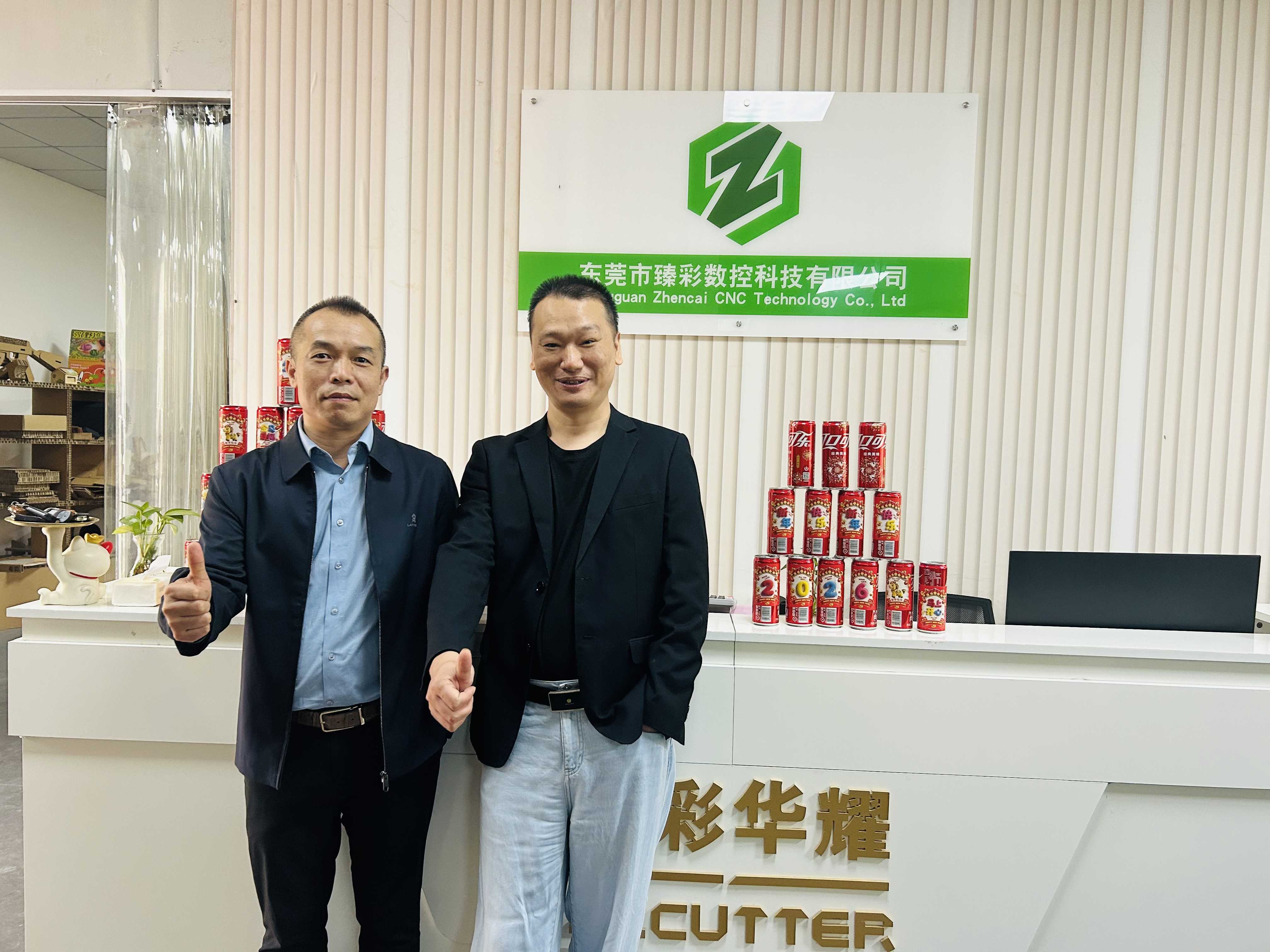ZCCUTTER 振动刀切割机全球标杆 - 设备运行特写