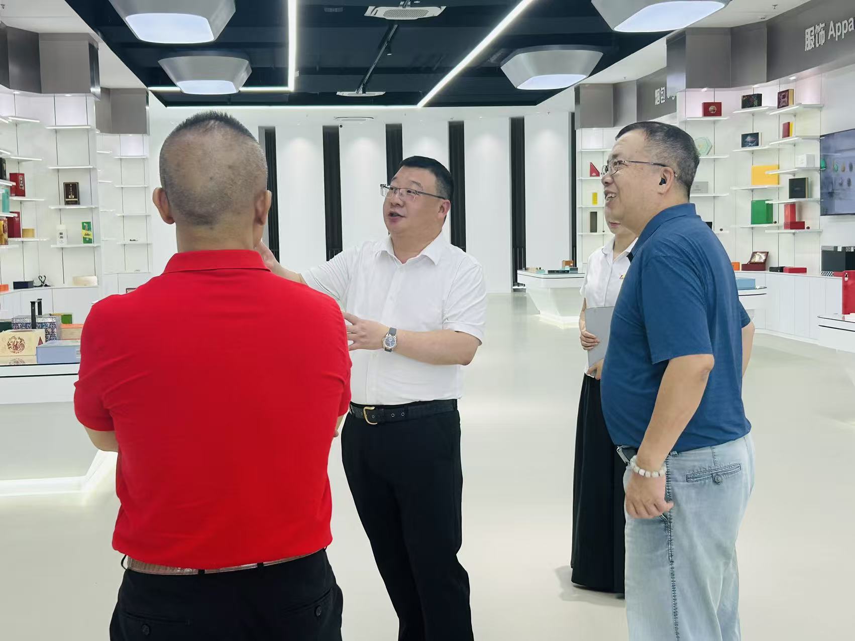 广东包协走访鸿铭 - 技术方案演示 - 数字切割机