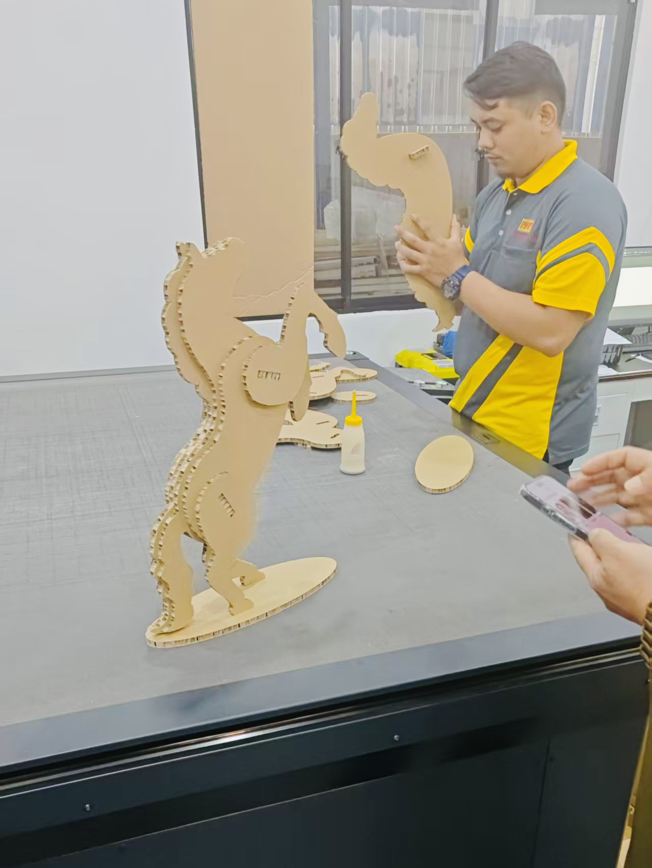 Malaysian Packaging Company Builds Honeycomb Board Commercial Display Flexible Production Line with Three ZCCUTTER Machines - Machine Operation Close-up